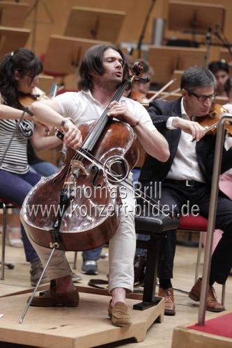 Französische Cellist Gautier Capuçon gastiert in Begleitung des hr-Sinfonieorchester unter der Leitung des kolumbianischen Dirigenten Andrés Orozco-Estrada in der Philharmonie Köln (© Thomas Brill)