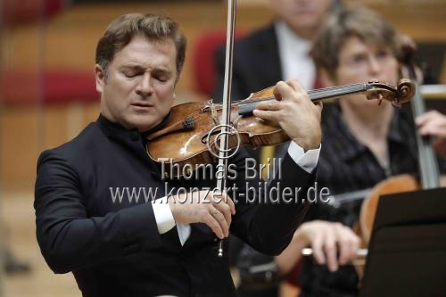 Französische Violinist Renaud Capuçon gastiert in Begleitung des Gürzenich-Orchester Köln unter der Leitung des britischen Dirigenten Harry Ogg in der Kölner Philharmonie (© Thomas Brill)
