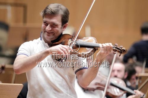 Französische Violinist Renaud Capuçon begleitet das Nederlands Philharmonisch Orkest unter der Leitung des deutsche Dirigenten Marc Albrecht in der Philharmonie Köln (&copy; Thomas Brill)