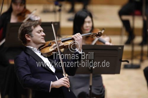 Französische Violinist Renaud Capuçon gastiert in Begleitung des WDR Sinfonieorchester Köln unter der Leitung des rumänischen Dirigenten Cristian Macelaru in der Kölner Philharmonie (&copy; Thomas Brill)
