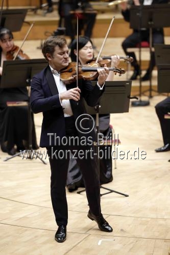 Französische Violinist Renaud Capuçon gastiert in Begleitung des WDR Sinfonieorchester Köln unter der Leitung des rumänischen Dirigenten Cristian Macelaru in der Kölner Philharmonie (&copy; Thomas Brill)