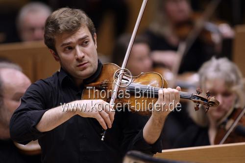 Amerikanische Dirigent Dennis Russell Davies leitet das Bruckner Orchester Linz in Begleitung des französichen Violinisten Renaud Capuçon in der Philharmonie Köln (&copy; Thomas Brill)