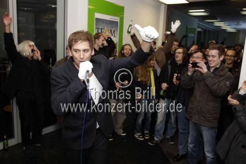 Deutsche Elektro-Punk-Band Caracho gastiert auf ihrer Tour Le Dispo in der Dresdner Bank am Rudolph Platz Köln (&copy; Thomas Brill)