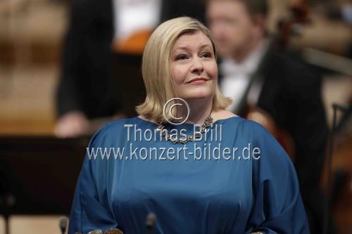 Der schottische Mezzosopran Karen Cargill gastiert in Begleitung des WDR Sinfonieorchester Köln unter der Leitung des rumänischen Dirigenten Cristian Macelaru in der Kölner Philharmonie (&copy; Thomas Brill)