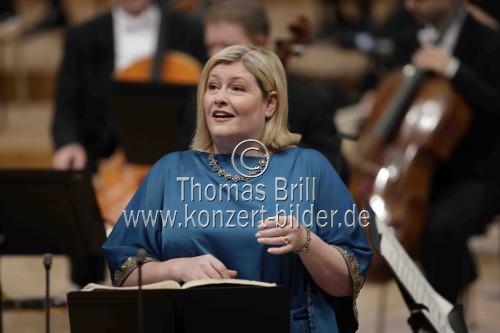 Der schottische Mezzosopran Karen Cargill gastiert in Begleitung des WDR Sinfonieorchester Köln unter der Leitung des rumänischen Dirigenten Cristian Macelaru in der Kölner Philharmonie (&copy; Thomas Brill)