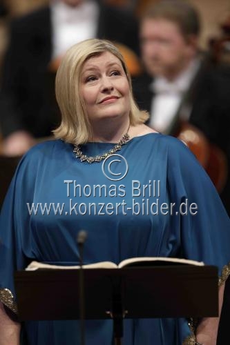 Der schottische Mezzosopran Karen Cargill gastiert in Begleitung des WDR Sinfonieorchester Köln unter der Leitung des rumänischen Dirigenten Cristian Macelaru in der Kölner Philharmonie (&copy; Thomas Brill)