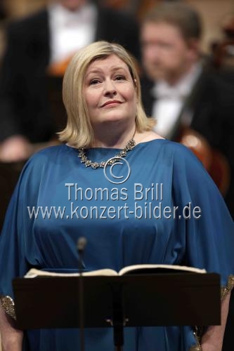 Der schottische Mezzosopran Karen Cargill gastiert in Begleitung des WDR Sinfonieorchester Köln unter der Leitung des rumänischen Dirigenten Cristian Macelaru in der Kölner Philharmonie (&copy; Thomas Brill)