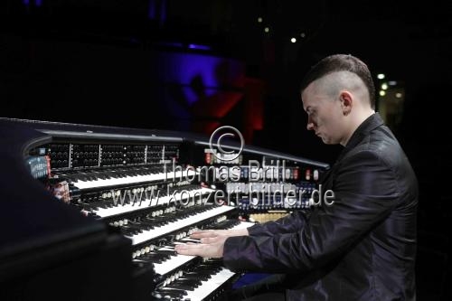 Amerikanischer Organist Cameron Carpenter gastiert mit Werken von Johann Sebastian Bach und Cameron Carpenter in der Philharmonie Köln (© Thomas Brill)