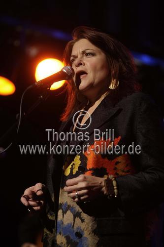 Amerikanische Country-Sängerin Rosanne Cash gastiert in Begleitung von John Leventhal auf ihrer 