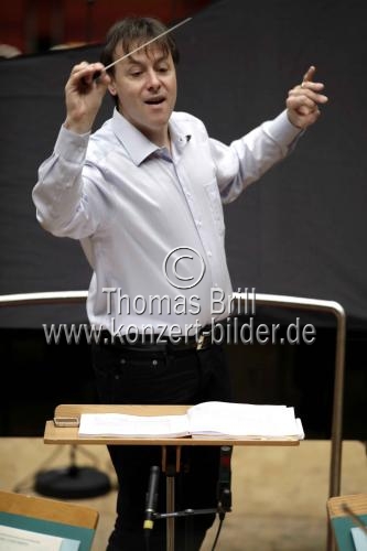 Italienische Dirigent Tito Ceccherini leitet das SWR Symphonieorchester beim Abschlusskonzert des Festival ACHT BRÜCKEN/Musik für Köln in der Philharmo (&copy; Thomas Brill)