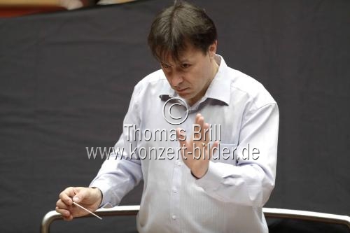 Italienische Dirigent Tito Ceccherini leitet das SWR Symphonieorchester beim Abschlusskonzert des Festival ACHT BRÜCKEN/Musik für Köln in der Philharmo (&copy; Thomas Brill)