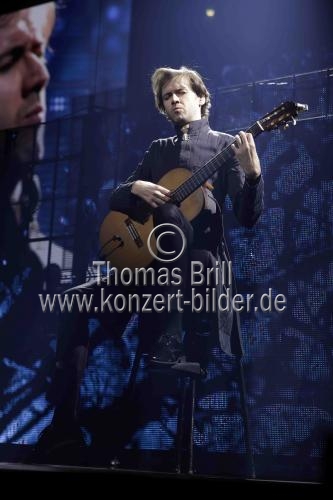 Kosovo-albanischer klassischer Gitarrist Petrit Ceku bei der Night of the Proms 2018 in der Lanxess-Arena Köln (© Thomas Brill)