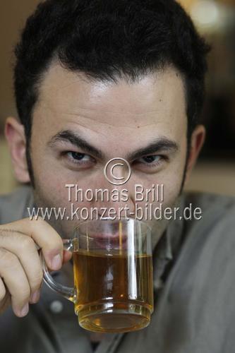 Kölner Schauspieler und Kabarettist Fatih Cevikkollu im Interview über sein neues Programm Komm zu Fatih! im Café Schmitz, Köln (© Thomas Brill)