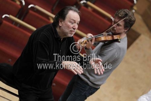 Italienischer Dirigent Riccardo Chailly leitet die Wiener Philharmoniker in Begleitung des deutschen Violinisten Christian Tetzlaff in der Philharmonie Kln (&copy; Thomas Brill)