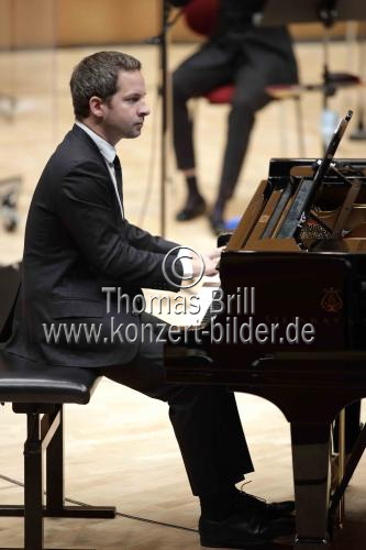 Französische Pianist Bertrand Chamayou gastiert in Begleitung des Gürzenich-Orchester Köln unter der Leitung des französischen Dirigenten François-Xavier Roth in der Kölner Philharmonie (&copy; Thomas Brill)