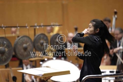 Dirigentin Elim Chan leitet das Gürzenich-Orchester Köln in Begleitung der Percussionistin Vivi Vassileva in der Kölner Philharmonie (© Thomas Brill)