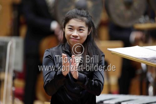 Dirigentin Elim Chan leitet das Gürzenich-Orchester Köln in Begleitung der Percussionistin Vivi Vassileva in der Kölner Philharmonie (&copy; Thomas Brill)