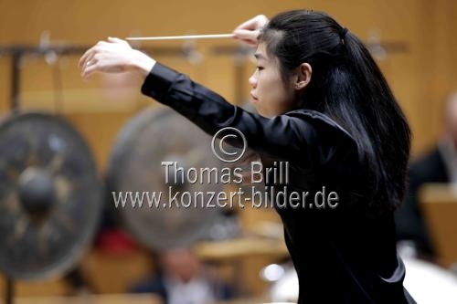 Dirigentin Elim Chan leitet das Gürzenich-Orchester Köln in Begleitung der Percussionistin Vivi Vassileva in der Kölner Philharmonie (© Thomas Brill)
