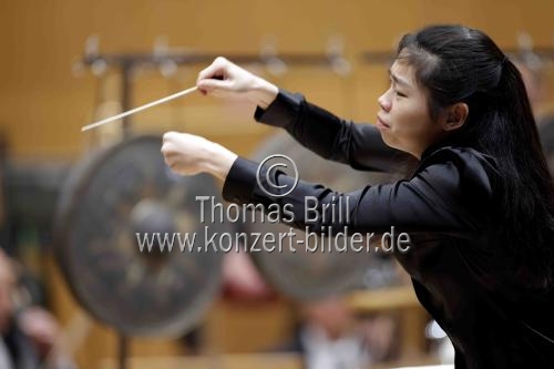Dirigentin Elim Chan leitet das Gürzenich-Orchester Köln in Begleitung der Percussionistin Vivi Vassileva in der Kölner Philharmonie (© Thomas Brill)