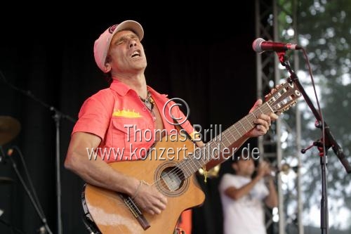 Französische Weltmusiker Manu Chao gastiert Open Air am Tanzbrunnen Köln (&copy; Thomas Brill)
