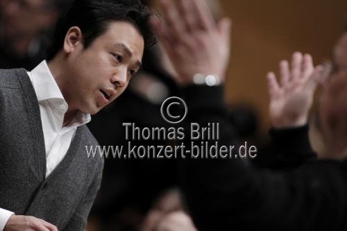 Deutsche Dirigent Reiner Schuhenn leitet den Madrigalchor der Hochschule für Musik und Tanz Köln, Figuralchor Bonn und das Kölner Kammerorchester in der Philharmonie Köln (© Thomas Brill)