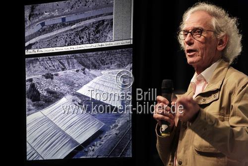 Bulgarische Verpackungskünstler Christo hält einen einen Vortrag über die zwei noch laufenden Projekte Over The River und The Mastaba im Max Ernst Museum Brühl (&copy; Thomas Brill)