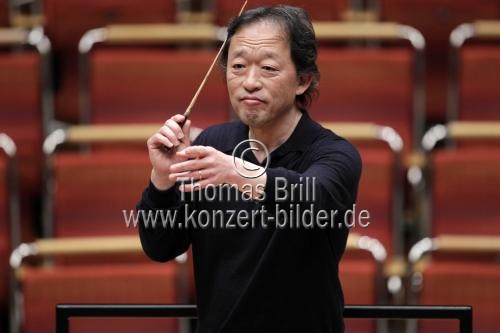 Südkoreanischer Dirigent Myung-Whun Chung leitet das Königliches Concertgebouworchester Amsterdam in der Philharmonie Köln (&copy; Thomas Brill)
