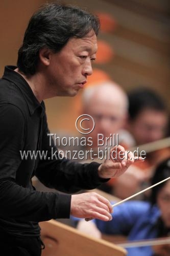 Südkoreanischer Dirigent Myung-Whun Chung leitet das Orchestre Philharmonique de Radio France in Begleitung des französischen Bratschisten Antoine Tamestit in der Philharmonie Köln (&copy; Thomas Brill)