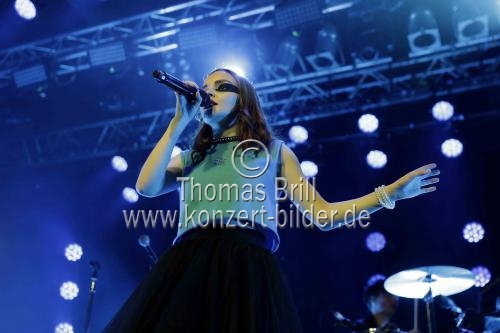 Schottische Elektropop-Band Chvrches gastiert auf ihrer 