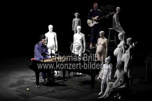 Englischer Musiker Benjamin Clementine gastiert in Begleitung von Axel Ekermann (Bass) und Alexis Bossard (Drums) auf seiner 