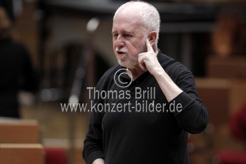 Spanische Dirigent Jesús López Cobos leitet das Gürzenich-Orchester Köln in Begleitung des armenischen Violinisten Sergei Chatschatrjan in der Philharmonie Köln (&copy; Thomas Brill)