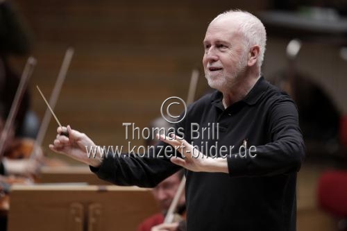 Spanische Dirigent Jesús López Cobos leitet das Gürzenich-Orchester Köln in Begleitung des armenischen Violinisten Sergei Chatschatrjan in der Philharmonie Köln (&copy; Thomas Brill)