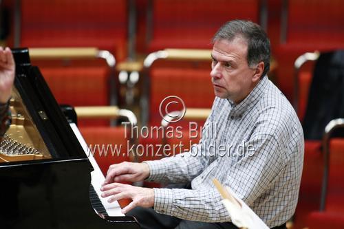 Spanischer Dirigent Rafael Frühbeck de Burgos leitet das WDR Sinfonieorchester Köln in Begleitung des Spanischen Pianisten Josep Colom in der Philharmonie Köln (© Thomas Brill)