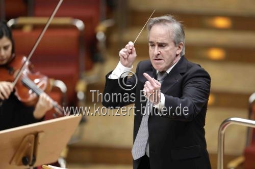 Amerikanische Dirigent James Conlon leitet das Gürzenich Orchester Köln in der Kölner Philharmonie (© Thomas Brill)