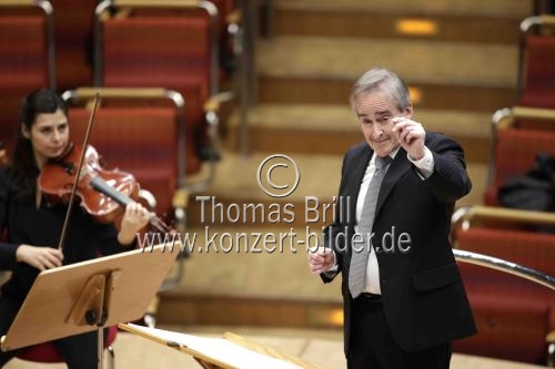 Amerikanische Dirigent James Conlon leitet das Gürzenich Orchester Köln in der Kölner Philharmonie (&copy; Thomas Brill)