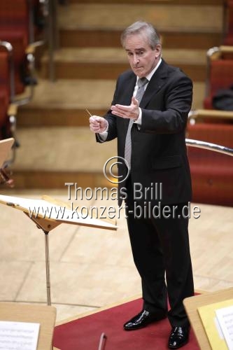 Amerikanische Dirigent James Conlon leitet das Gürzenich Orchester Köln in der Kölner Philharmonie (© Thomas Brill)