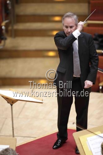 Amerikanische Dirigent James Conlon leitet das Gürzenich Orchester Köln in der Kölner Philharmonie (© Thomas Brill)