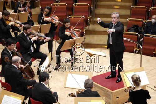 Amerikanische Dirigent James Conlon leitet das Gürzenich Orchester Köln in der Kölner Philharmonie (&copy; Thomas Brill)