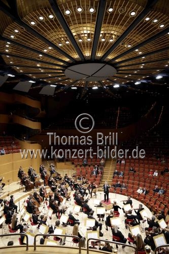 Amerikanische Dirigent James Conlon leitet das Gürzenich Orchester Köln in der Kölner Philharmonie (© Thomas Brill)