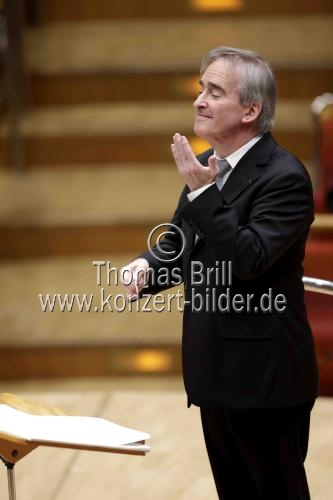 Amerikanische Dirigent James Conlon leitet das Gürzenich Orchester Köln in der Kölner Philharmonie (© Thomas Brill)
