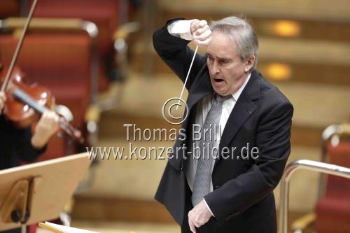 Amerikanische Dirigent James Conlon leitet das Gürzenich Orchester Köln in der Kölner Philharmonie (© Thomas Brill)