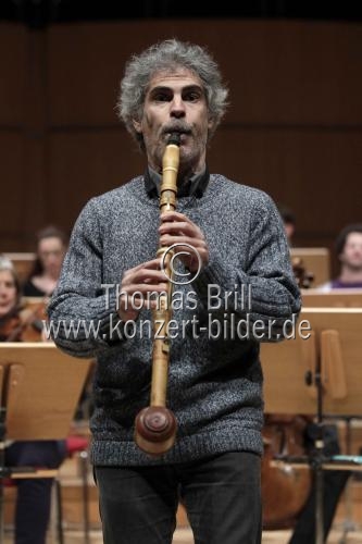 Italienische Klarinettist Lorenzo Coppola gastiert in Begleitung des Freiburger Barockorchester unter der Leitung des Deutsch-norwegischen Violinisten und Dirigenten  Gottfried von der Goltz in der Philharmonie Köln (&copy; Thomas Brill)