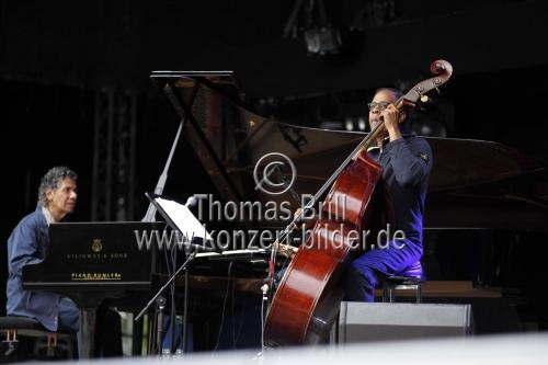 Amerikanische Jazz-Pianist Chick Corea gastiert im Duet mit dem amerikanischen Bassisten Stanley Clarke auf seiner 