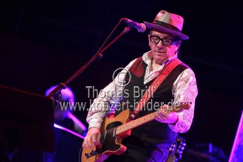 Britischer Singer/Songwriter Elvis Costello gastiert mit seiner Band The Imposters auf seiner 