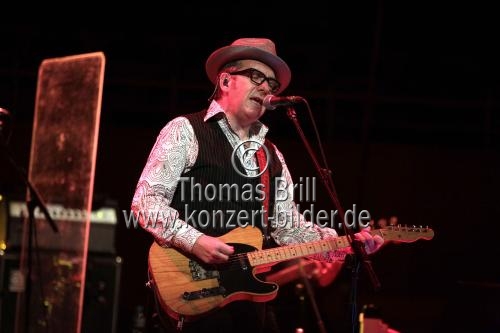 Britischer Singer/Songwriter Elvis Costello gastiert mit seiner Band The Imposters auf seiner 