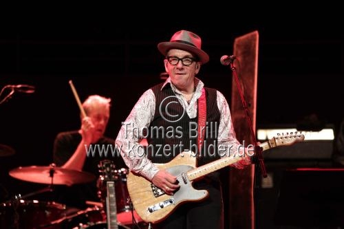 Britischer Singer/Songwriter Elvis Costello gastiert mit seiner Band The Imposters auf seiner 