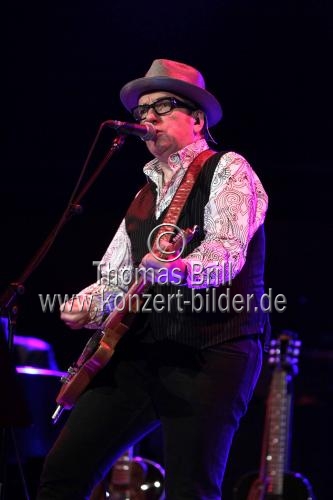 Britischer Singer/Songwriter Elvis Costello gastiert mit seiner Band The Imposters auf seiner 