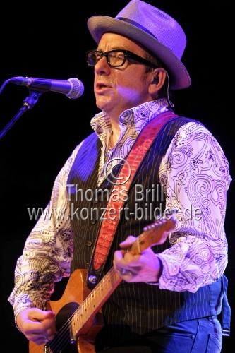 Britischer Singer/Songwriter Elvis Costello gastiert mit seiner Band The Imposters auf seiner 