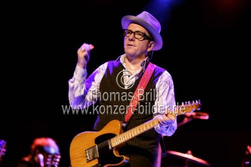 Britischer Singer/Songwriter Elvis Costello gastiert mit seiner Band The Imposters auf seiner 