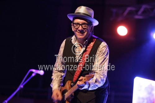 Britischer Singer/Songwriter Elvis Costello gastiert mit seiner Band The Imposters auf seiner 